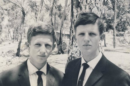 Die tweelingbroers, Pietie (links) en Jannie Botha in 1965, amper 18 jaar oud